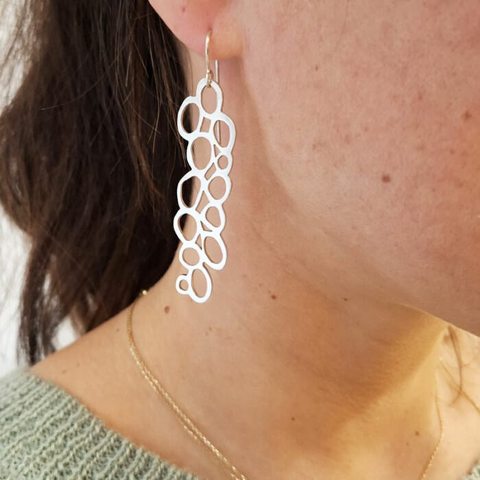 Boucles d'oreilles longues en argent créées et fabriquées à Lyon par la bijoutière Sophie Mouleyre