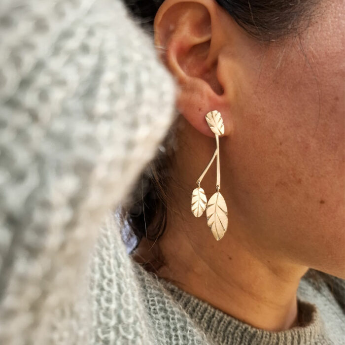 Boucles d'oreilles créateur en argent 925. Motif feuillage créé et fabriqué à Lyon par la bijoutière