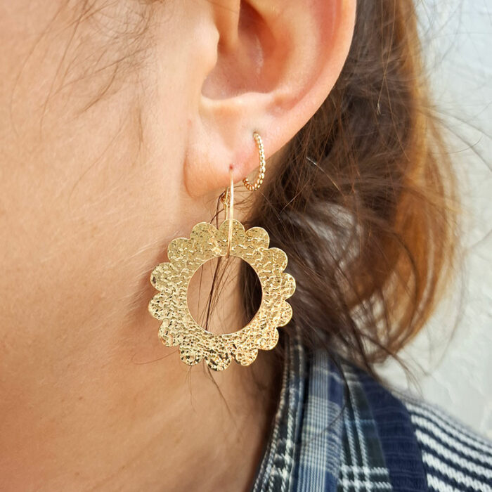 Boucles d'oreilles Marguerite, texture facettes, en gold filled. Fabrication lyonnaise par Sophie Mouleyre