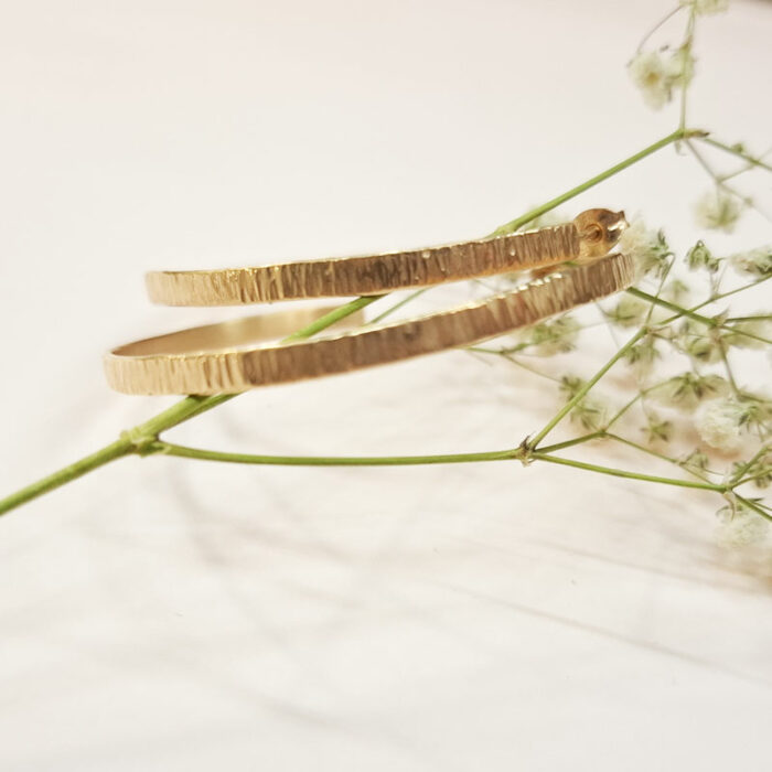 Boucles d'oreilles créoles en vermeil (argent plaqué or), texture écorce, fabrication artisanale à Lyon